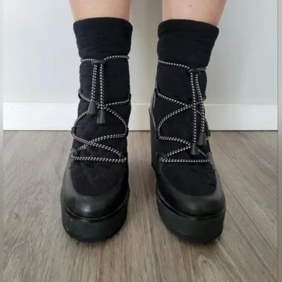 Stylish Black Wedge Boots - Picture 2 of 4